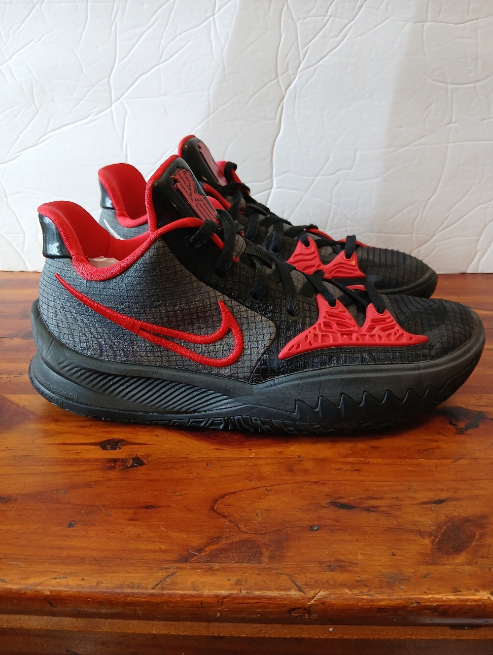Nike Kyrie 4 Low Bred Shoes Men's Size 8.5 - Picture 2 of 12